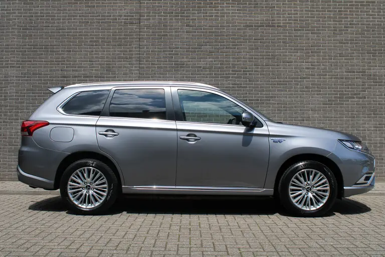 Mitsubishi Outlander 2.4 PHEV Instyle Automaat, 1e eigenaar, Navigatie, Adaptieve Cruise Control Schuifdak, Lederen bekleding, Trekhaak afbeelding 2