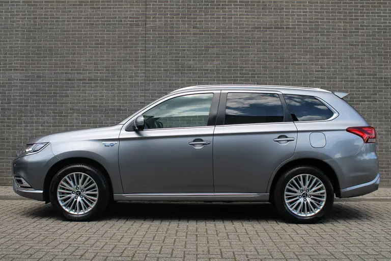 Mitsubishi Outlander 2.4 PHEV Instyle Automaat, 1e eigenaar, Navigatie, Adaptieve Cruise Control Schuifdak, Lederen bekleding, Trekhaak afbeelding 3