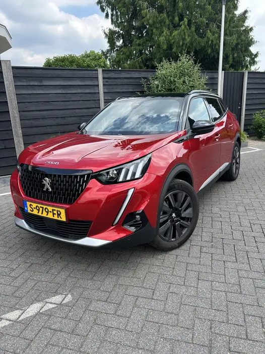 Peugeot 2008 1.2 PureTech 130PK GT Pack eat8 Panorama elektrisch schuifkanteldak, luxe Alcanrara bekleding met stoelverwarming, Full led verlichting en een afneembare trekhaak