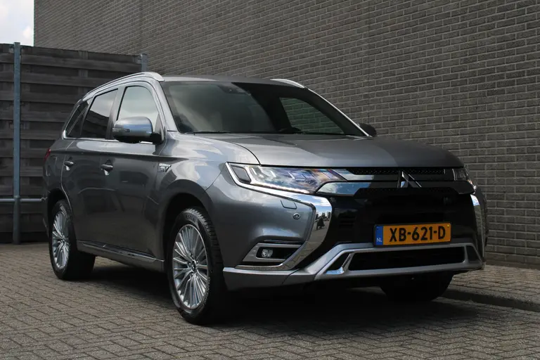 Mitsubishi Outlander 2.4 PHEV Instyle Automaat, 1e eigenaar, Navigatie, Adaptieve Cruise Control Schuifdak, Lederen bekleding, Trekhaak afbeelding 33