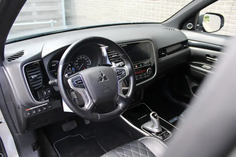 Mitsubishi Outlander 2.4 PHEV Instyle Automaat, 1e eigenaar, Navigatie, Adaptieve Cruise Control Schuifdak, Lederen bekleding, Trekhaak afbeelding 11