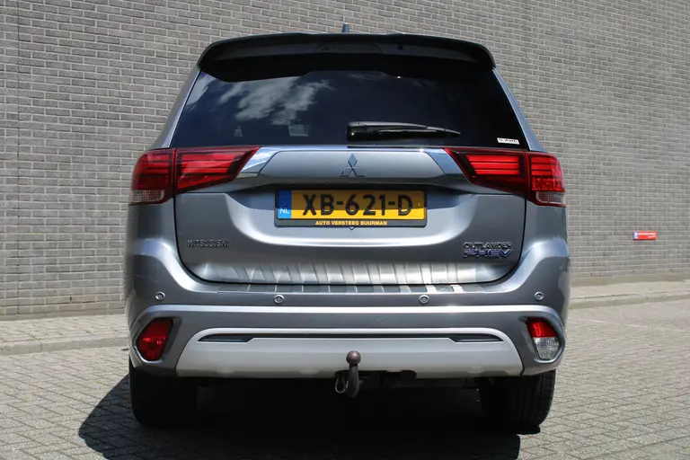 Mitsubishi Outlander 2.4 PHEV Instyle Automaat, 1e eigenaar, Navigatie, Adaptieve Cruise Control Schuifdak, Lederen bekleding, Trekhaak afbeelding 6