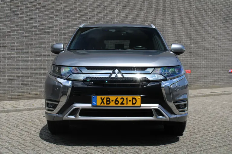 Mitsubishi Outlander 2.4 PHEV Instyle Automaat, 1e eigenaar, Navigatie, Adaptieve Cruise Control Schuifdak, Lederen bekleding, Trekhaak afbeelding 7